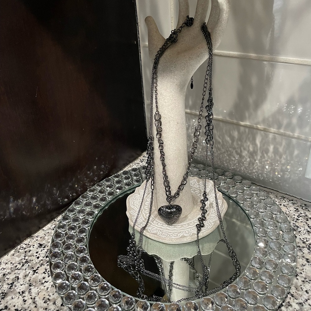 Long heart necklace in graphite